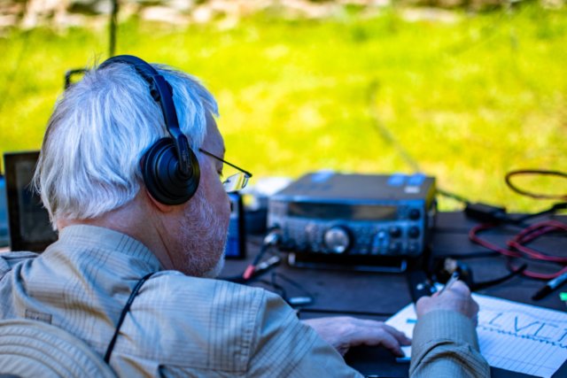 Fred (N1OEP) makes up a sign for the GOTA station, K1VIT.